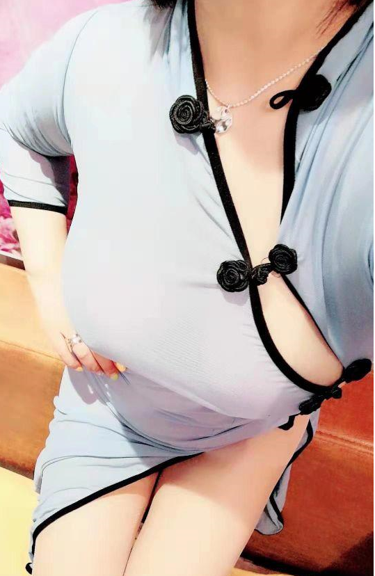 百姓消费的巨乳妹子态度好